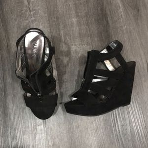 Black wedges